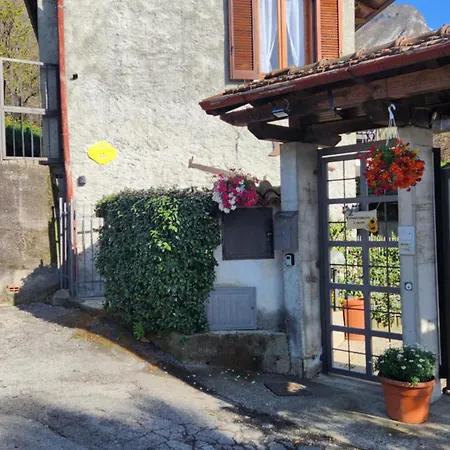 펜션 La Casetta Di Laura Intera Casa Indipendente A Chi Piace Il Silenzio Vista 5 Chilometri Da Varenna *